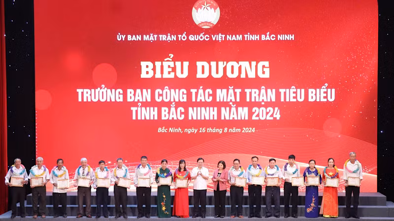 Biểu dương các Trưởng ban công tác Mặt trận tiêu biểu.