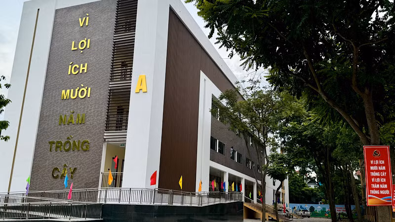 Dãy phòng học mới tại Trường tiểu học-trung học cơ sở Trần Quốc Toản (thành phố Bắc Ninh, tỉnh Bắc Ninh). Dãy phòng học mới tại Trường tiểu học-trung học cơ sở Trần Quốc Toản (thành phố Bắc Ninh, tỉnh Bắc Ninh).