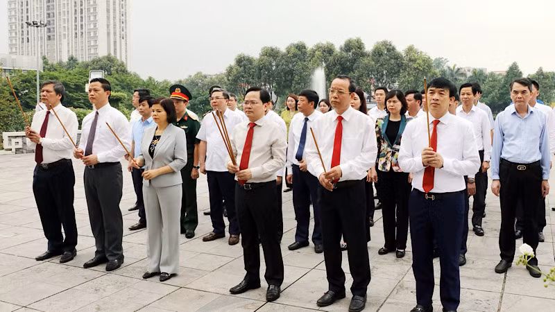 Các đại biểu dâng hương tưởng niệm các anh hùng liệt sĩ.