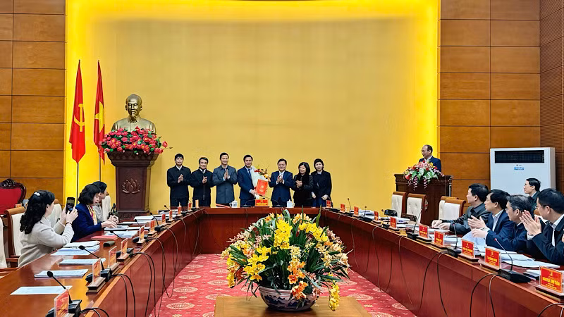 Các đại biểu chúc mừng đồng chí Lê Xuân Lợi. Các đại biểu chúc mừng đồng chí Lê Xuân Lợi.