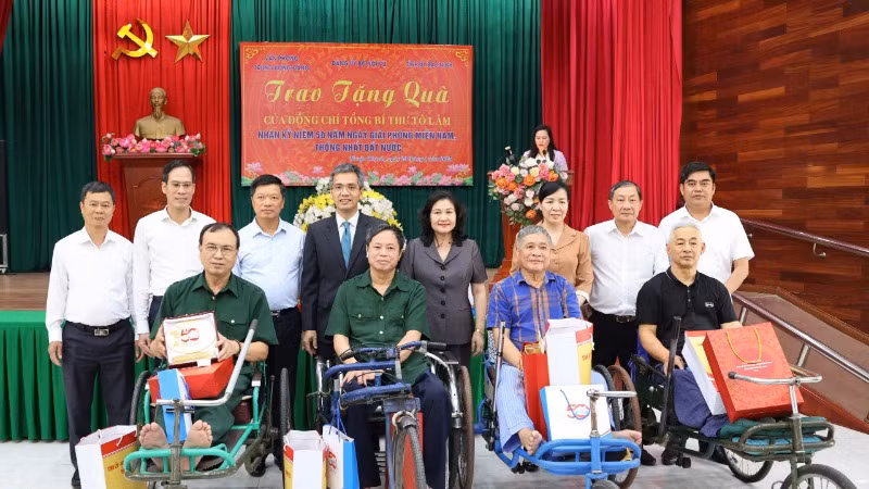 Đoàn công tác Văn phòng Trung ương Đảng đến thăm và trao quà của Tổng Bí thư Tô Lâm tặng Trung tâm Điều dưỡng thương binh Thuận Thành, (thị xã Thuận Thành, tỉnh Bắc Ninh).
