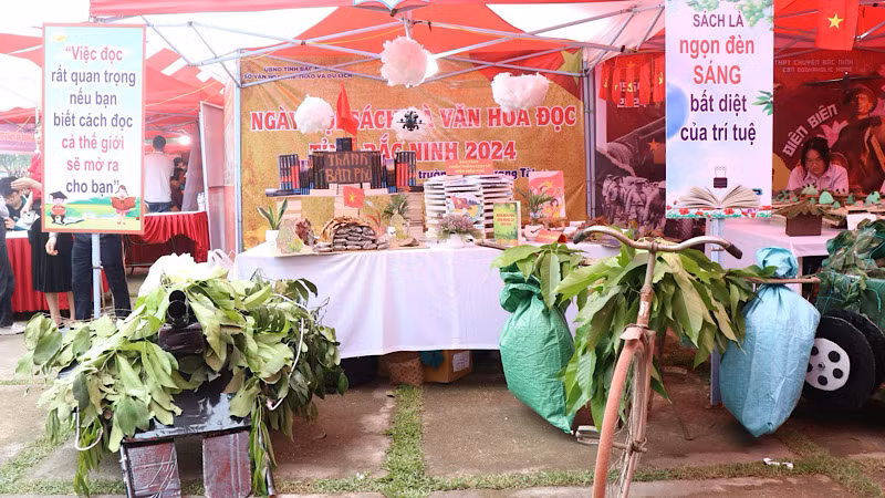 Một gian trưng bày về Chiến thắng Điện Biên Phủ của học sinh tỉnh Bắc Ninh.