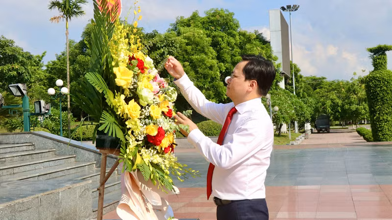 Đồng chí Nguyễn Anh Tuấn, Bí thư Tỉnh ủy Bắc Ninh, dâng hoa trước tượng đài Tổng Bí thư Nguyễn Văn Cừ tại thành phố Bắc Ninh.
