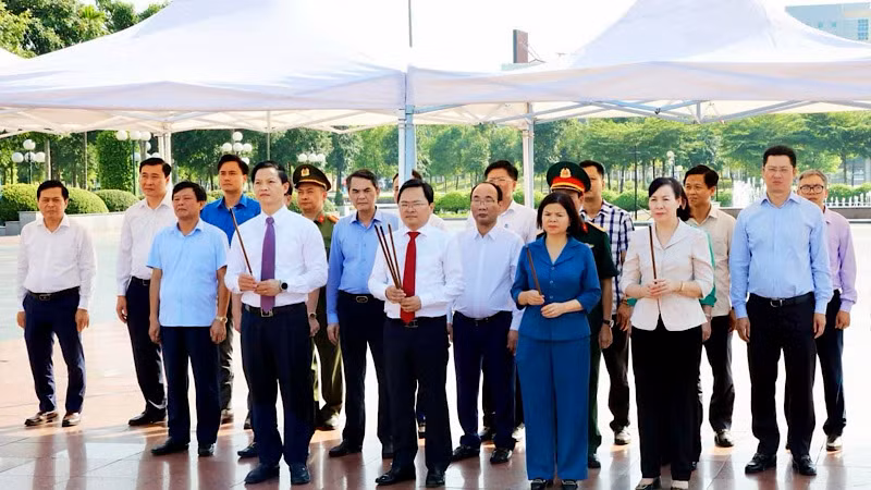 Lãnh đạo tỉnh Bắc Ninh, thành phố Bắc Ninh dâng hương tại Công viên Nguyễn Văn Cừ (phường Đại Phúc, thành phố Bắc Ninh).