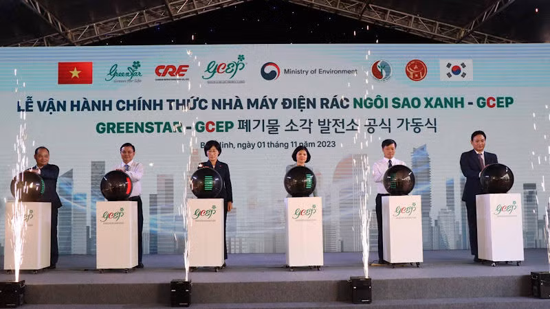 Các đại biểu bấm nút chính thức vận hành nhà máy.