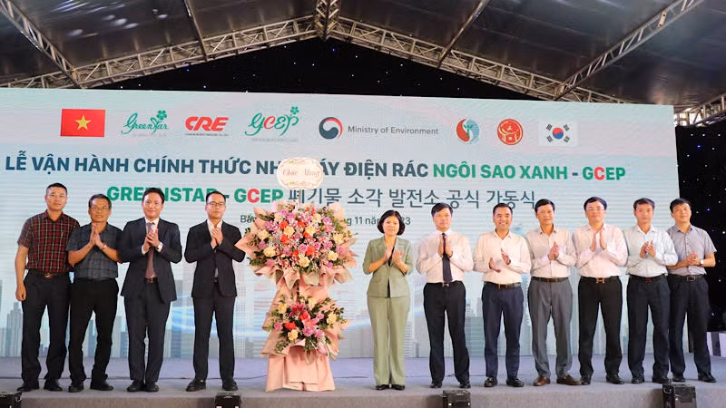 Lãnh đạo tỉnh Bắc Ninh tặng hoa, chúc mừng nhà máy chính thức đi vào hoạt động.