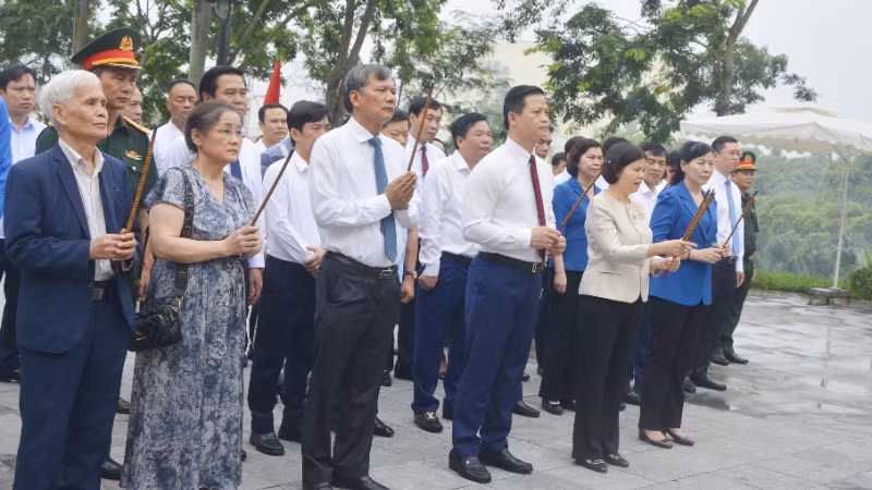 Đoàn đại biểu tỉnh Bắc Ninh dâng hương trước tượng đài đồng chí Hoàng Quốc Việt.