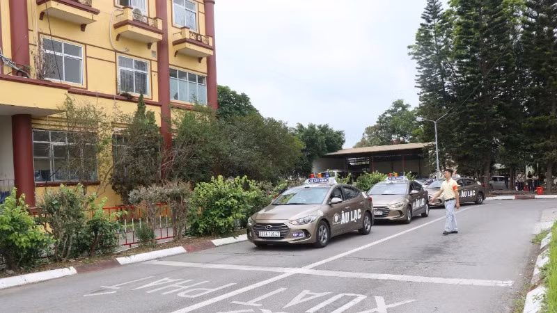 Cán bộ Trung tâm đào tạo và sát hạch lái xe Âu Lạc hướng dẫn học viên chuẩn bị tham gia nội dung thi sát hạch lái xe trong hình.
