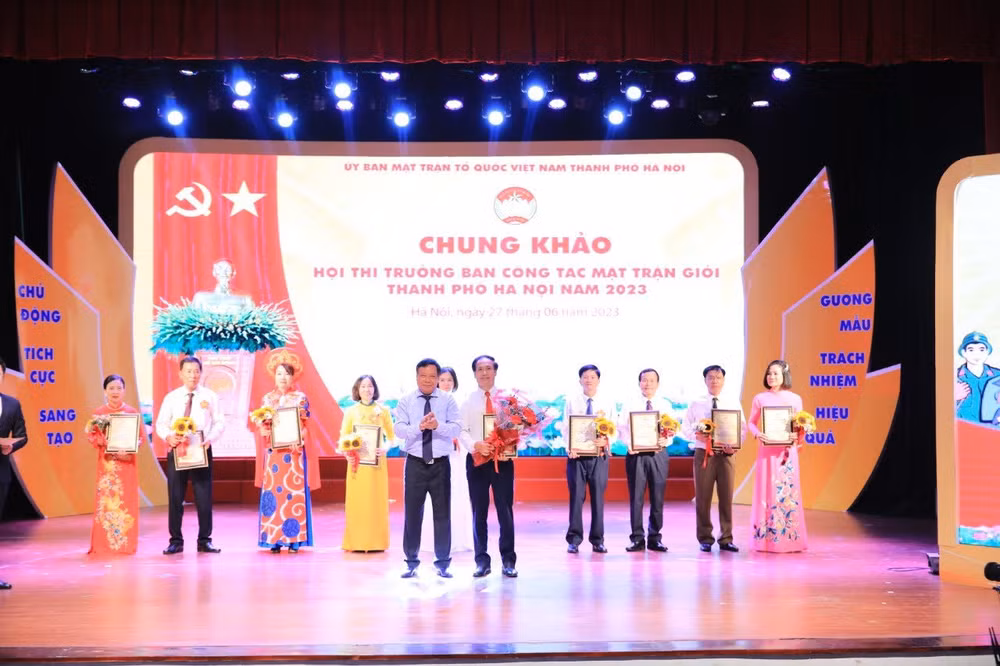 Thí sinh quận Tây Hồ đạt số điểm cao nhất, được Ban tổ chức trao giải Xuất sắc.