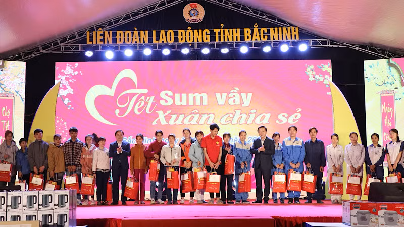 Phó Thủ tướng Trần Hồng Hà trao quà tặng các công nhân lao động có hoàn cảnh khó khăn.