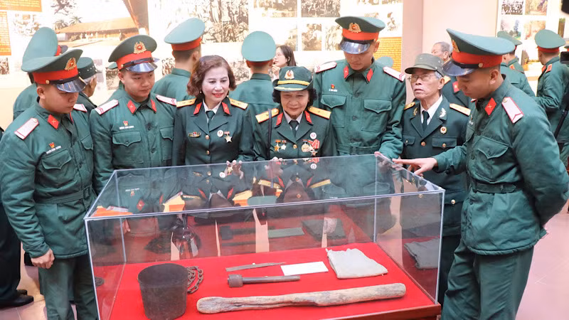 Đông đảo các cựu chiến binh đã tới thăm khu trưng bày ngay trong ngày đầu mở cửa.