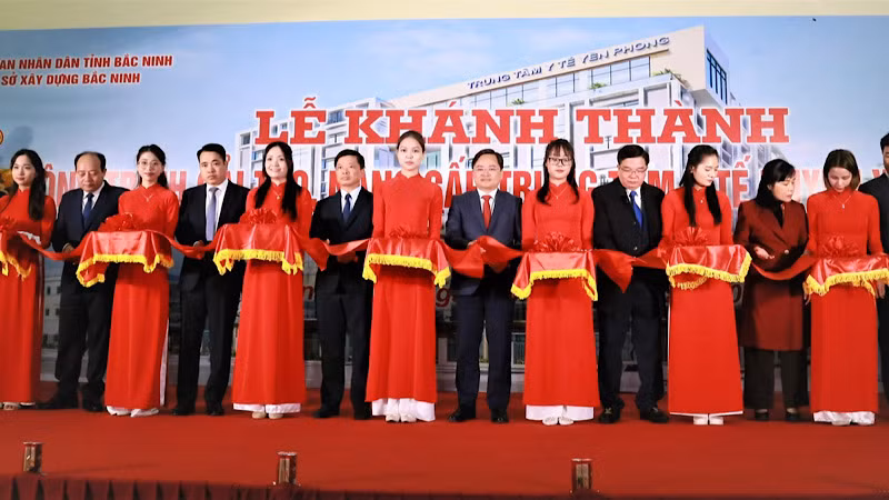 Các đại biểu cắt băng khánh thành Khối nhà 9 tầng và các hệ thống kỹ thuật Trung tâm y tế huyện Yên Phong thuộc dự án Đầu tư xây dựng cải tạo, nâng cấp Trung tâm y tế huyện Yên Phong.