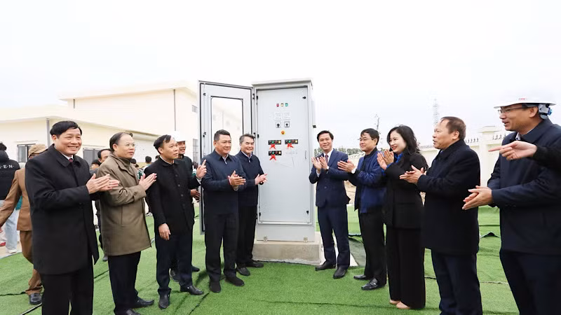 Các đại biểu nhấn nút vận hành thử nghiệm Nhà máy xử lý nước thải đô thị Thứa, huyện Lương Tài. Các đại biểu nhấn nút vận hành thử nghiệm Nhà máy xử lý nước thải đô thị Thứa, huyện Lương Tài.