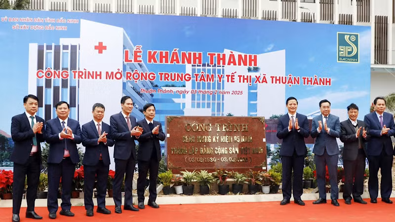 Các đại biểu cắt băng khánh thành và gắn biển công trình chào mừng kỷ niệm 95 năm Ngày thành lập Đảng. Các đại biểu cắt băng khánh thành và gắn biển công trình chào mừng kỷ niệm 95 năm Ngày thành lập Đảng.