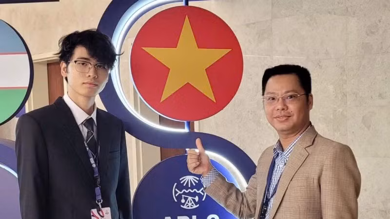 Em Nguyễn Công Vinh cùng thầy giáo tại kỳ thi Olympic Vật lý châu Á lần thứ 25. Em Nguyễn Công Vinh cùng thầy giáo tại kỳ thi Olympic Vật lý châu Á lần thứ 25.
