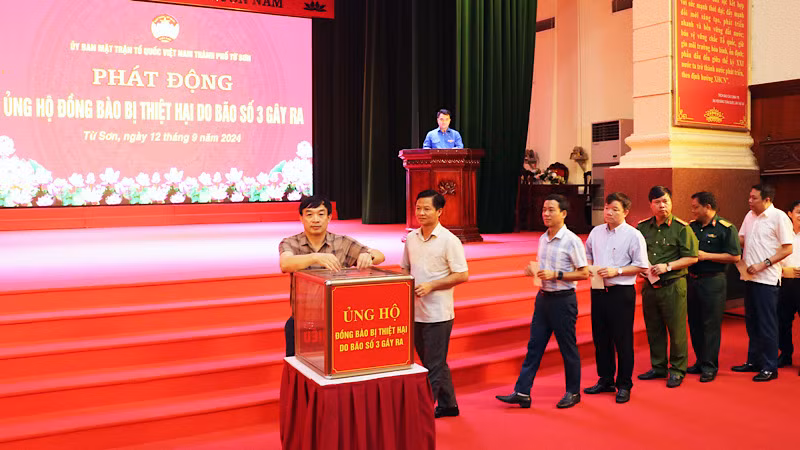 Ngay tại Lễ phát động, Mặt trận Tổ quốc thành phố Từ Sơn đã nhận được hơn 1,3 tỷ đồng ủng hộ, hỗ trợ. Ngay tại Lễ phát động, Mặt trận Tổ quốc thành phố Từ Sơn đã nhận được hơn 1,3 tỷ đồng ủng hộ, hỗ trợ.