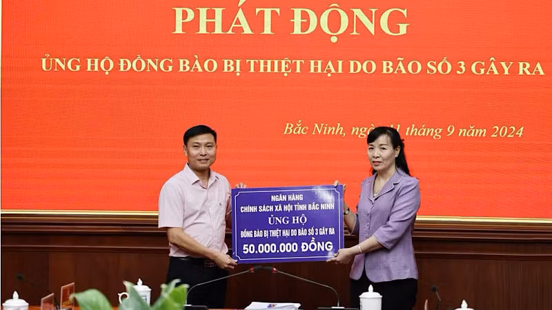 Ngân hàng chính sách xã hội ủng hộ đồng bào vùng lũ. Ngân hàng chính sách xã hội ủng hộ đồng bào vùng lũ.