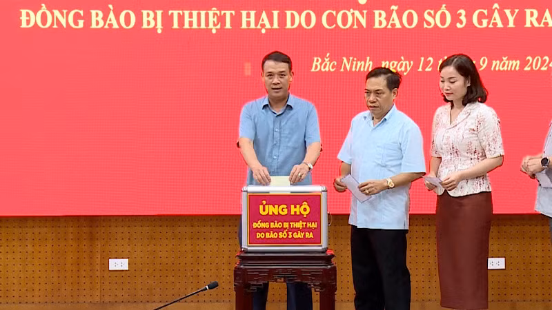 Mỗi cán bộ, công chức, nhân viên tại Đảng ủy Khối các Cơ quan và Doanh nghiệp tỉnh đã ủng hộ mỗi người ít nhất một ngày lương chia sẻ với bà con. Mỗi cán bộ, công chức, nhân viên tại Đảng ủy Khối các Cơ quan và Doanh nghiệp tỉnh đã ủng hộ mỗi người ít nhất một ngày lương chia sẻ với bà con.
