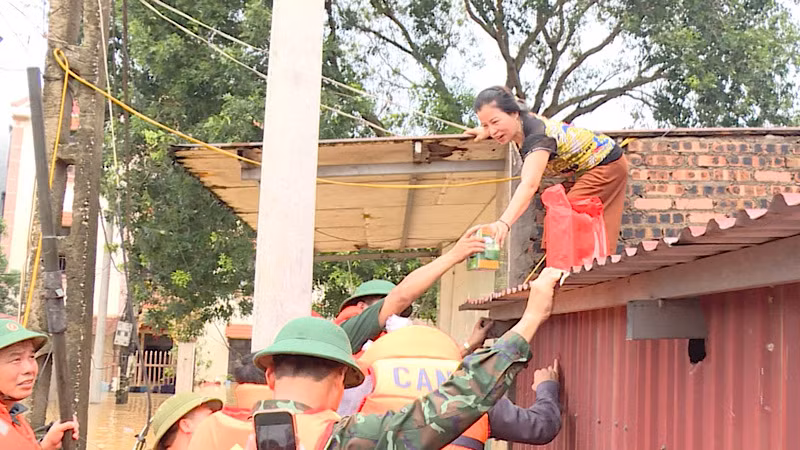 Các hoạt động cứu trợ người dân vùng lũ được đẩy mạnh.
