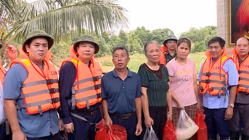 Đoàn công tác của tỉnh Bắc Ninh động viên, thăm hỏi bà con vùng lũ. Đoàn công tác của tỉnh Bắc Ninh động viên, thăm hỏi bà con vùng lũ.