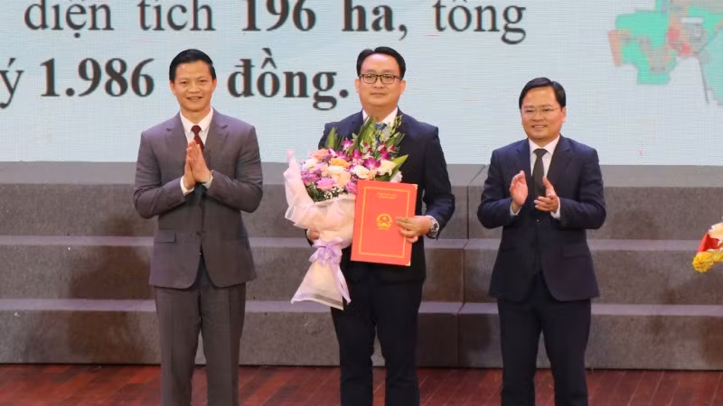 Lãnh đạo tỉnh Bắc Ninh trao Giấy chứng nhận đăng ký đầu tư tới các doanh nghiệp.