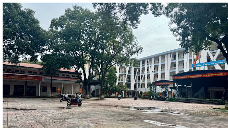 Sân Trường Trung học phổ thông Yên Phong 1 hễ mưa to là ngập. Sân Trường Trung học phổ thông Yên Phong 1 hễ mưa to là ngập.