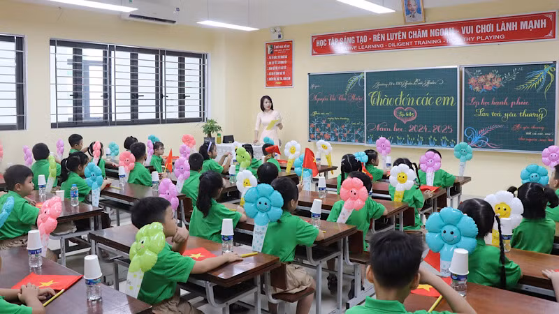 Học sinh lớp 1 Trường tiểu học và THCS Trần Quốc Toản (thành phố Bắc Ninh) trong ngày tựu trường.