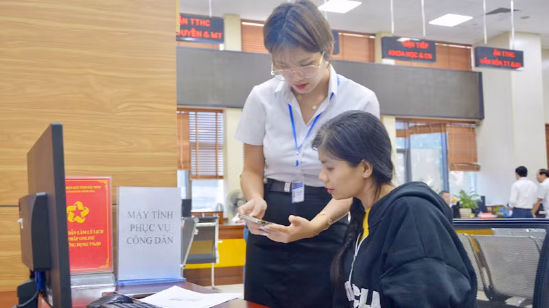 Cán bộ Trung tâm Phục vụ hành chính công tỉnh hướng dẫn người dân làm thủ tục trực tuyến. Cán bộ Trung tâm Phục vụ hành chính công tỉnh hướng dẫn người dân làm thủ tục trực tuyến.