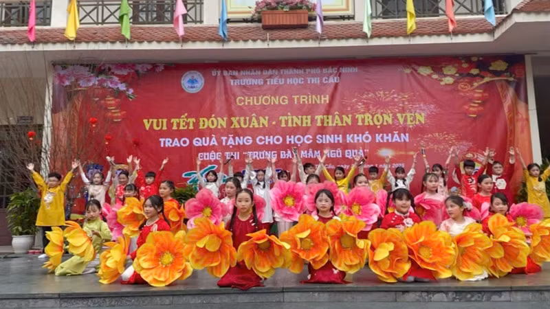 Rộn ràng tiếng hát lời ca chào Xuân của các cháu bé tại trường Tiểu học Thị Cầu.