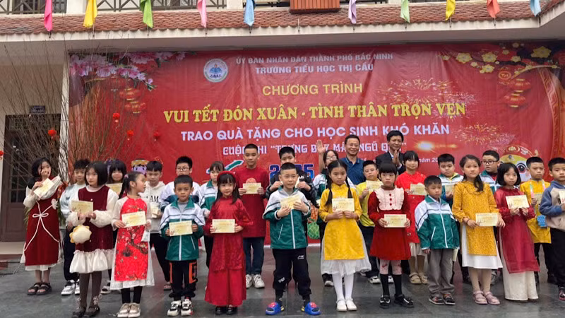 Nhiều phần quà ý nghĩa đã được trao tại ngày hội Vui tết đón Xuân trường Tiểu học Thị Cầu.