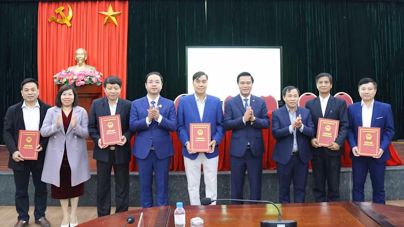 Trao quyết định tiếp nhận các trung tâm Giáo dục nghề nghiệp-Giáo dục thường xuyên từ Ủy ban nhân dân cấp huyện về Sở Giáo dục và Đào tạo. Trao quyết định tiếp nhận các trung tâm Giáo dục nghề nghiệp-Giáo dục thường xuyên từ Ủy ban nhân dân cấp huyện về Sở Giáo dục và Đào tạo.