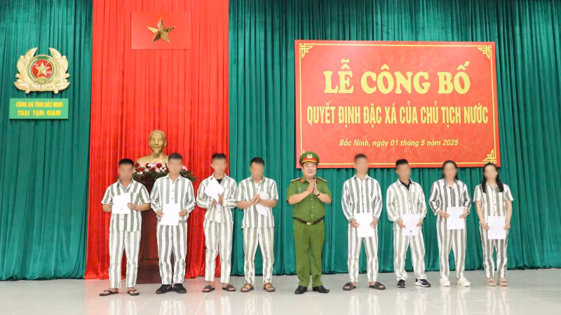 Lãnh đạo Công an tỉnh Bắc Ninh trao Quyết định đặc xá tới các phạm nhân.