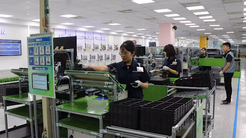 Công nhân sản xuất linh kiện bán dẫn tại nhà máy Samsung Electronics Việt Nam ở Bắc Ninh.