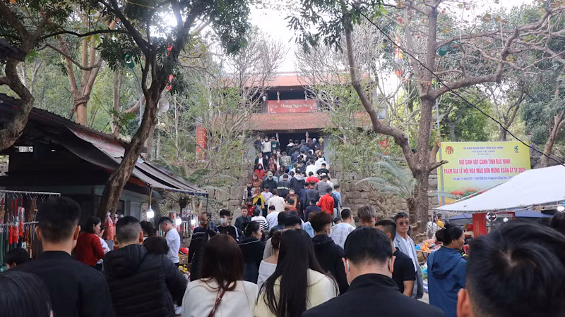 Dòng người đổ về chùa Phật Tích ngày một đông.