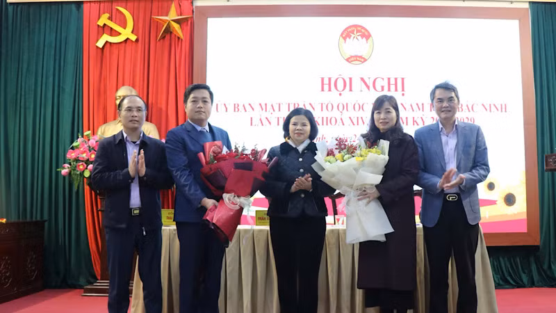 Lãnh đạo tỉnh Bắc Ninh tặng hoa chúc mừng các đại biểu vừa được hội nghị hiệp thương để kiện toàn công tác cán bộ tại Ủy ban Mặt trận Tổ quốc Việt Nam tỉnh.
