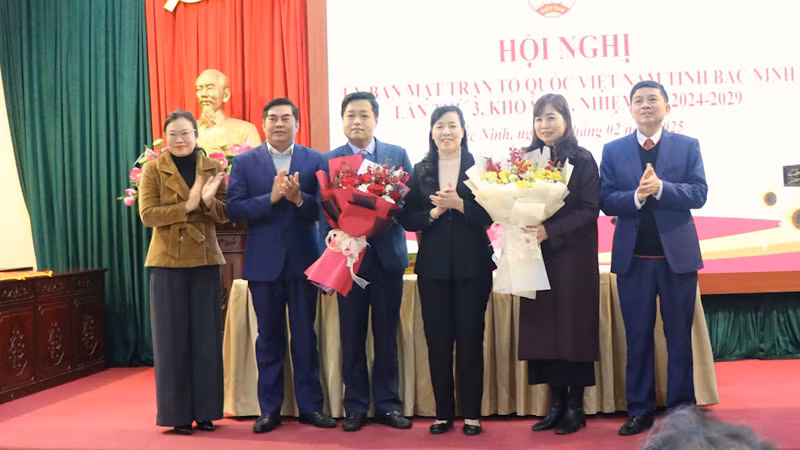 Thường trực Ủy ban Mặt trận Tổ quốc tỉnh Bắc Ninh tặng hoa chúc mừng các đồng chí vừa được hiệp thương. Thường trực Ủy ban Mặt trận Tổ quốc tỉnh Bắc Ninh tặng hoa chúc mừng các đồng chí vừa được hiệp thương.
