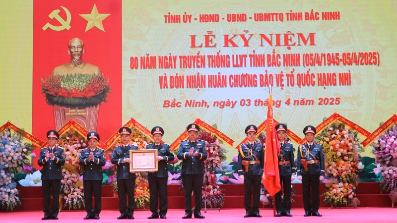 Thừa ủy quyền của Chủ tịch nước, Thượng tướng Huỳnh Chiến Thắng, Phó Tổng Tham mưu trưởng Quân đội nhân dân Việt Nam trao Huân chương Bảo vệ Tổ quốc hạng Nhì tặng Bộ Chỉ huy Quân sự tỉnh Bắc Ninh.