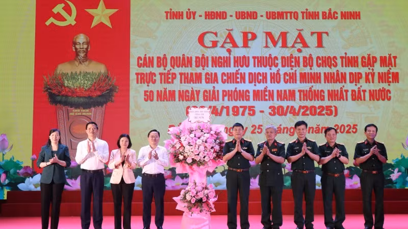 Lãnh đạo tỉnh Bắc Ninh tặng hoa chúc mừng buổi gặp mặt.