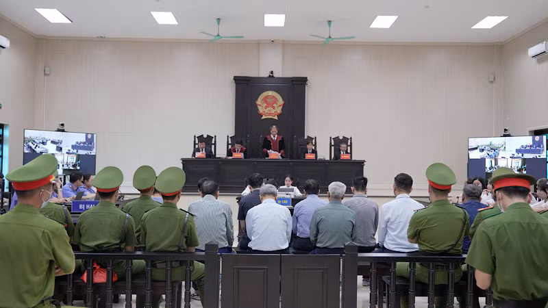 Hội đồng xét xử đọc bản án.