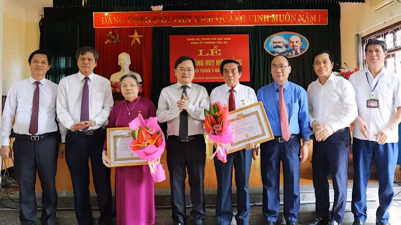 Đồng chí Nguyễn Anh Tuấn, Bí thư Tỉnh ủy ( thứ tư từ trái qua) dự Lễ trao Huy hiệu Đảng tại Đảng bộ phường Tiền An, thành phố Bắc Ninh. Đồng chí Nguyễn Anh Tuấn, Bí thư Tỉnh ủy ( thứ tư từ trái qua) dự Lễ trao Huy hiệu Đảng tại Đảng bộ phường Tiền An, thành phố Bắc Ninh.