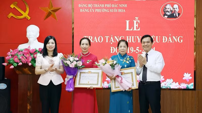 Lễ trao Huy hiệu Đảng tại Đảng bộ phường Suối Hoa, thành phố Bắc Ninh. Lễ trao Huy hiệu Đảng tại Đảng bộ phường Suối Hoa, thành phố Bắc Ninh.