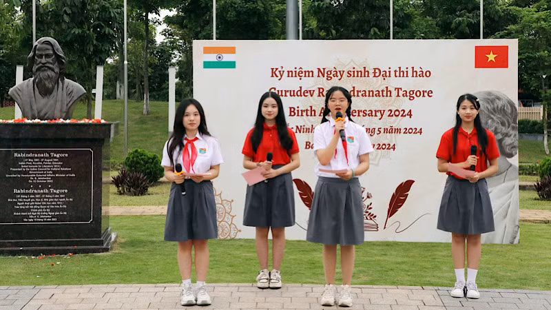 Các em học sinh tỉnh Bắc Ninh trình diễn thơ của Đại thi hào Tagore. Các em học sinh tỉnh Bắc Ninh trình diễn thơ của Đại thi hào Tagore.
