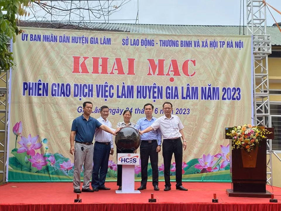 Phiên giao dịch việc làm tại huyện Gia Lâm.