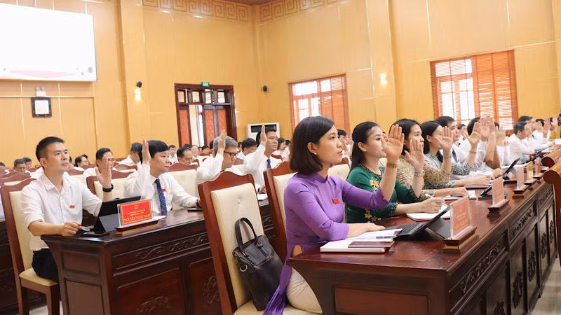 Các đại biểu Hội đồng nhân dân tỉnh biểu quyết thông qua các Nghị quyết.