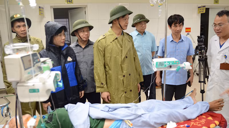 Lãnh đạo tỉnh Bắc Ninh thăm hỏi bệnh nhân và kiểm tra công tác phòng chống bão tại Bệnh viện Đa khoa tỉnh.