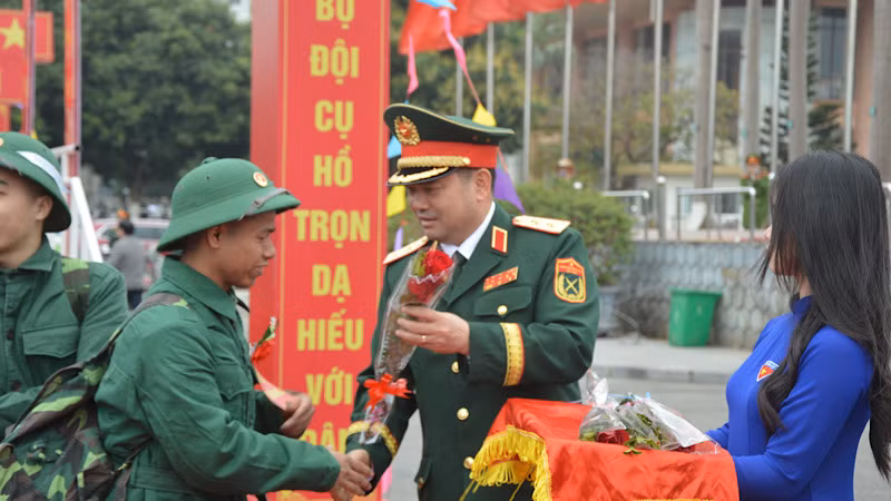 Trung tướng Nguyễn Hồng Thái, Ủy viên Trung ương Đảng, Tư lệnh Quân khu 1 tặng hoa, động viên các tân binh lên đường nhập ngũ.