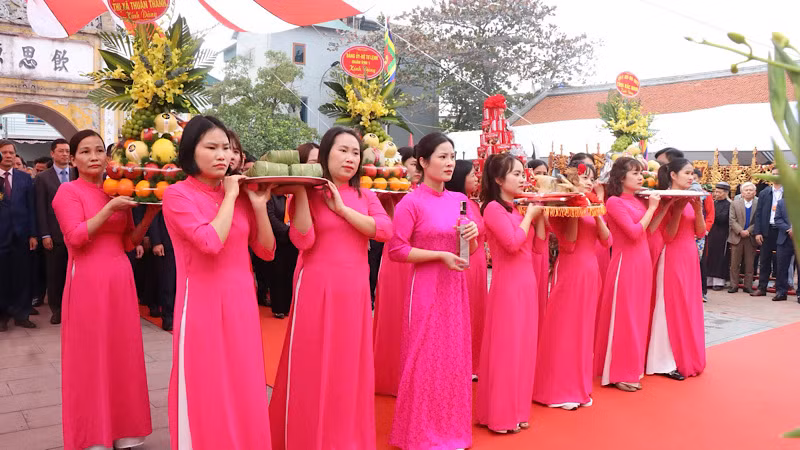 Dâng hoa, lễ vật khai hội.