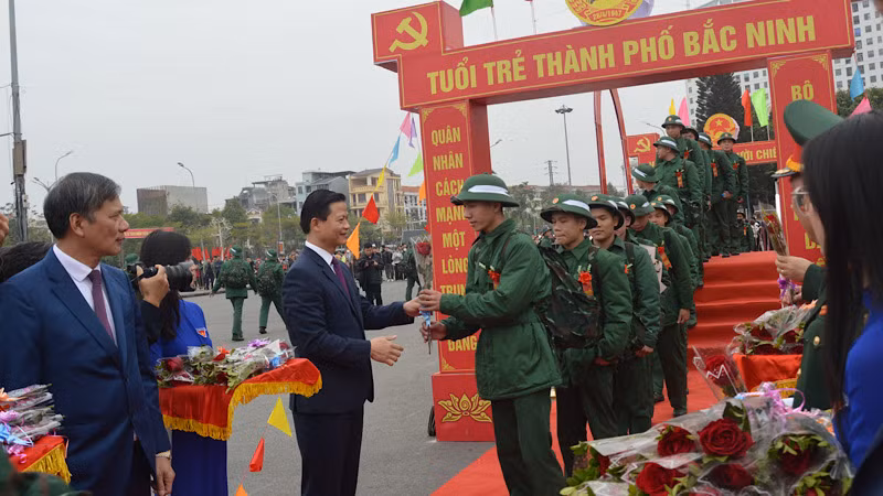 Hàng trăm thanh niên ưu tú của thành phố Bắc Ninh lên đường thực hiện trách nhiệm, nghĩa vụ của tuổi trẻ trong công cuộc xây dựng và bảo vệ Tổ quốc.