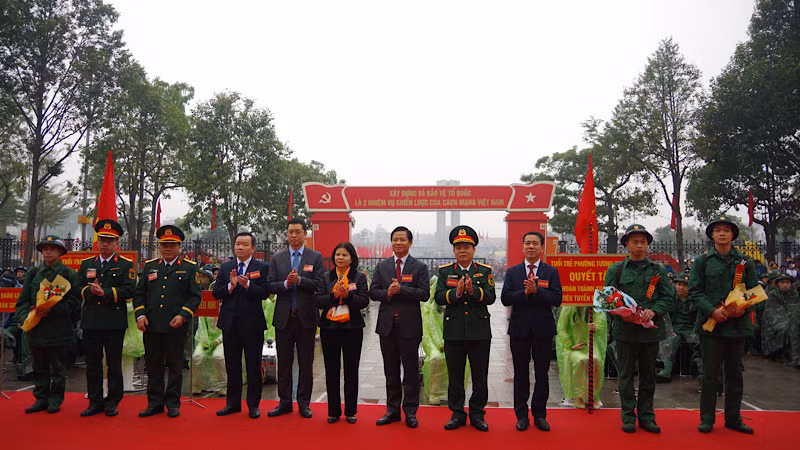 Các đồng chí lãnh đạo tỉnh và thành phố Từ Sơn tặng hoa, động viên tân binh.