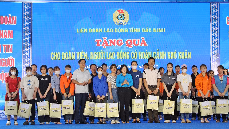 Tặng quà các đoàn viên, người lao động có hoàn cảnh khó khăn.